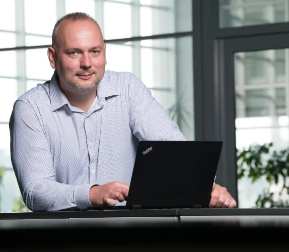 FERTIGUNGSAUTOMATISIERUNG„In der Fertigungsautomatisierung entwerfen und realisieren wir Leitsysteme für Produktion, Logistik und angrenzende Technologien. Wir unterstützen Kunden bei neuen Projekten, der Modernisierung bestehender Systeme und der Integration von Robotern in den Betrieb. Unser Ziel ist es, eine Lösung zu liefern, die technisch zuverlässig ist, sich gut betreiben lässt und dem Kunden langfristig Sinn macht.“Pavel KomzákFertigungsautomatisierung